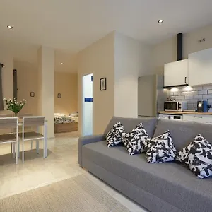 https://apartamentos-tejares-de-triana-16-a.es-andalucia.com